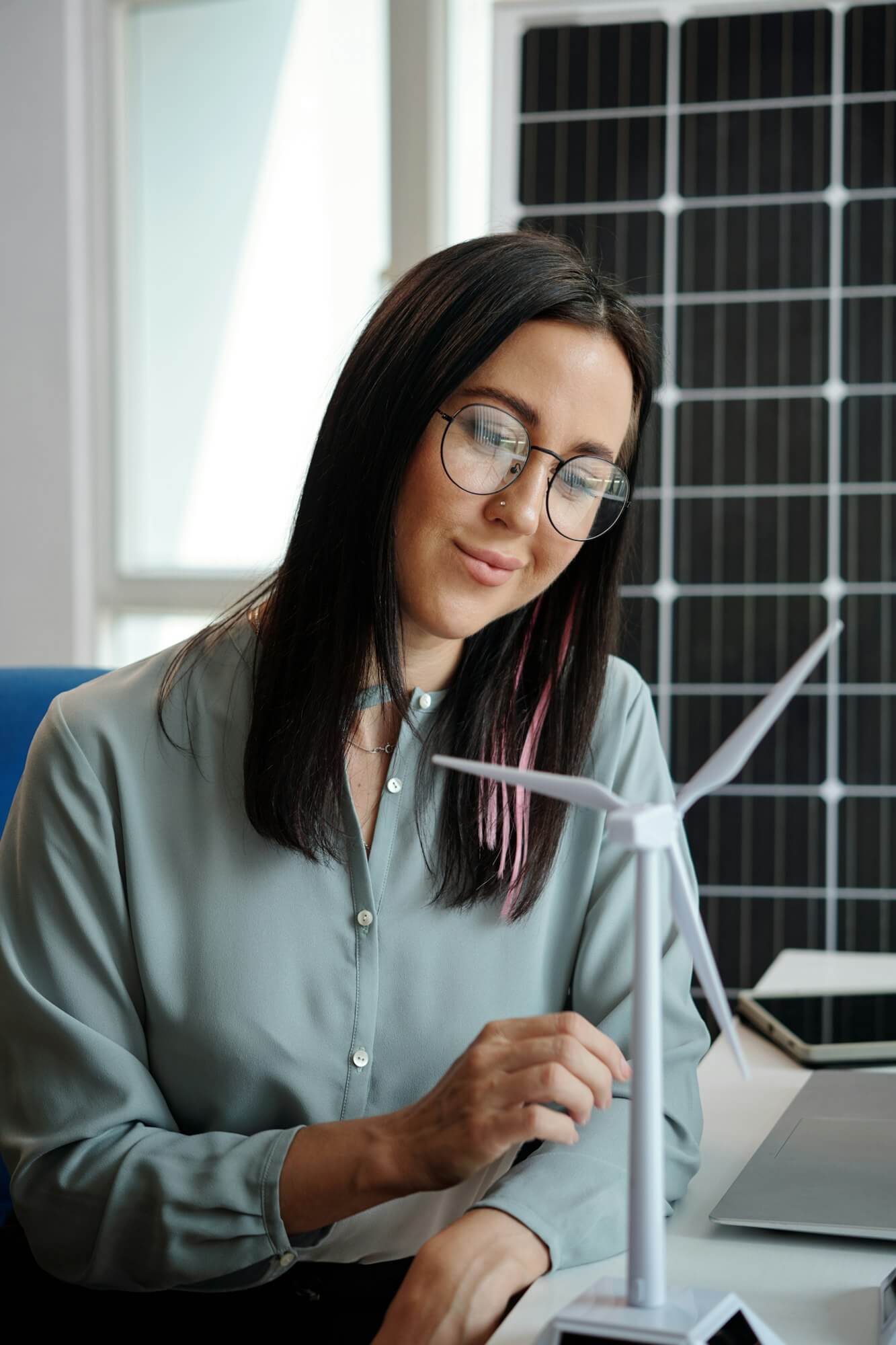 mujer admirando un aerogenerador