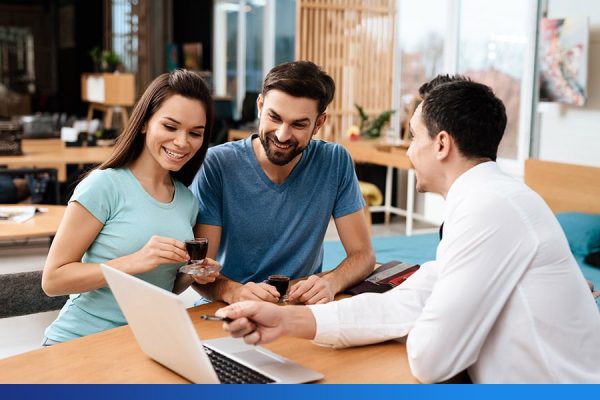Imagen 5 Pareja con un asesor mirando su contrato